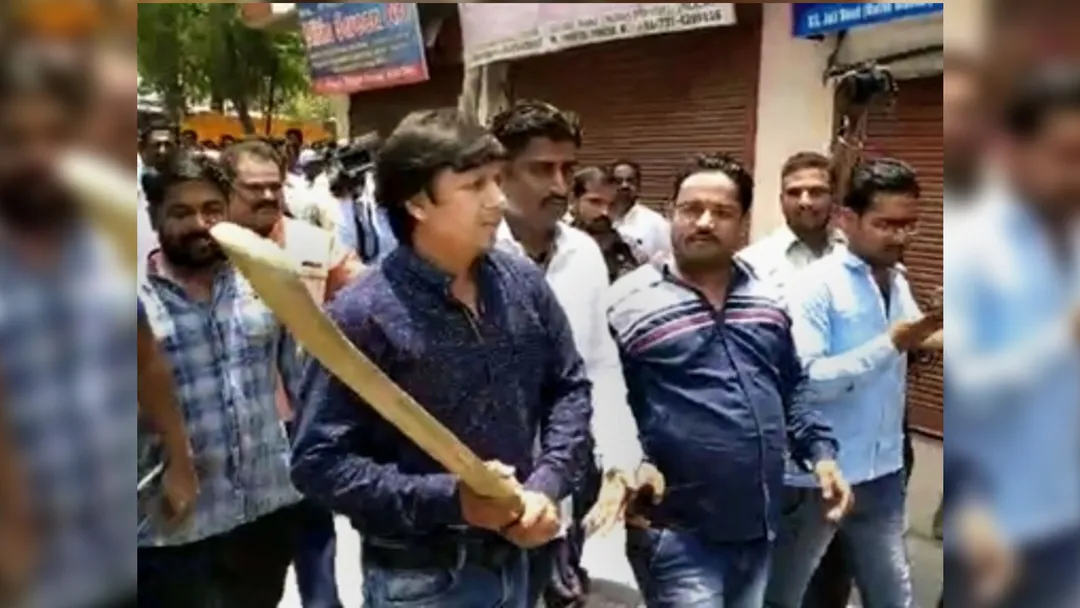 बल्ले से पिटने वाले अधिकारी ने कोर्ट में बदला बयान, बोला- BJP विधायक ने नहीं मारा