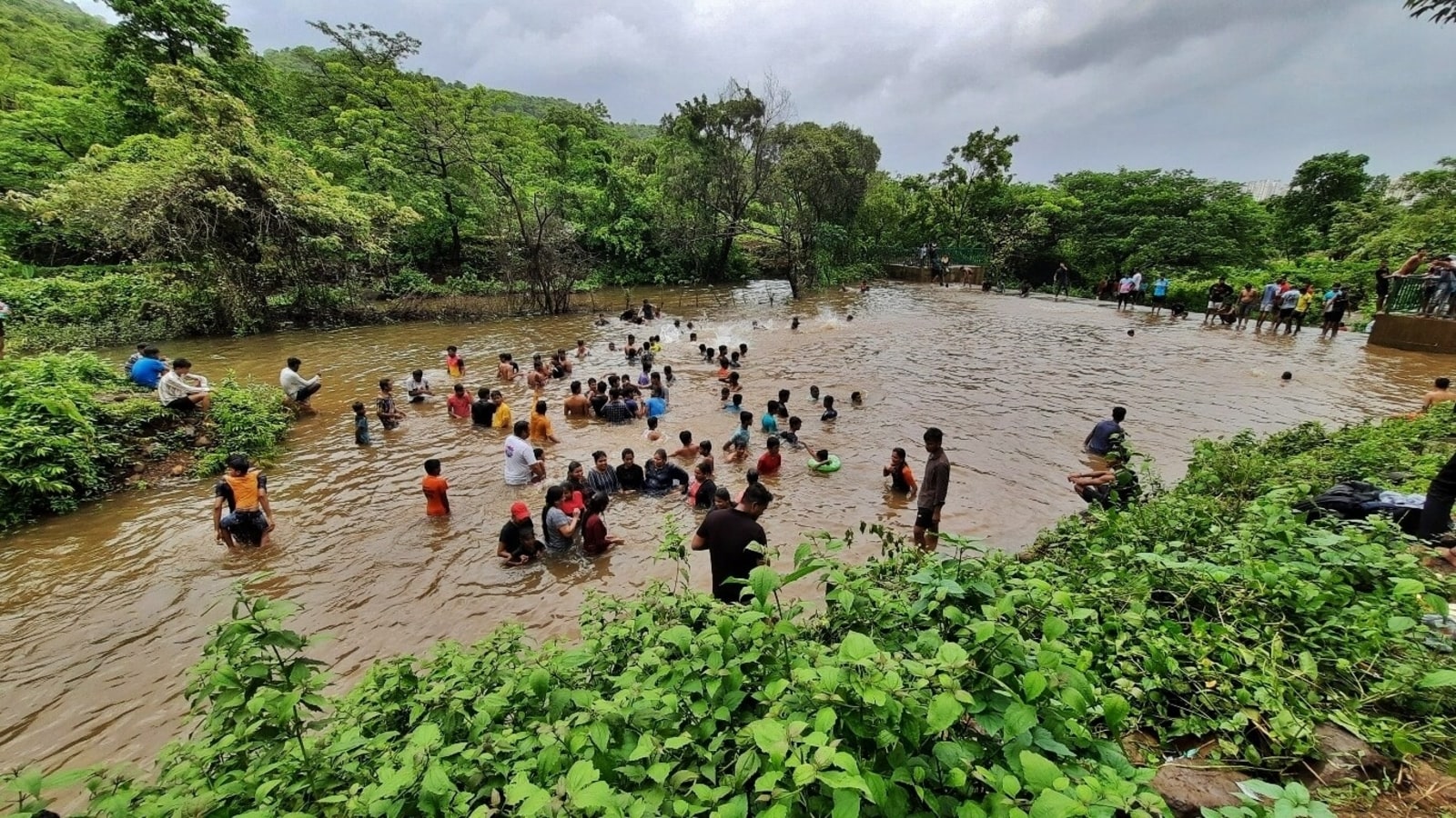 एमपी में भारी बारिश के कारण झरने का जलस्तर बढ़ने से 16 वर्षीय किशोर लापता