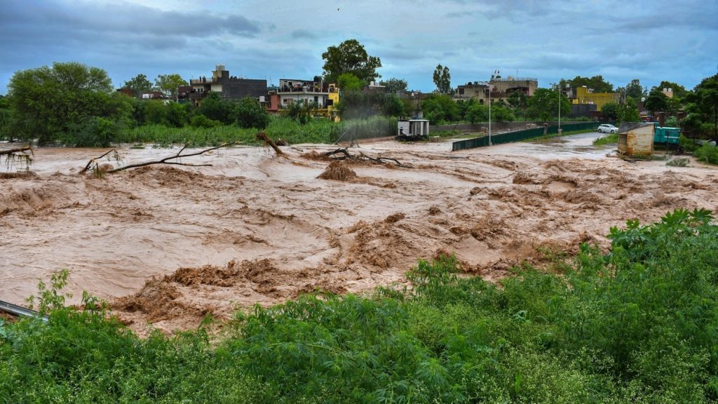 मॉनसून लाइव अपडेट: उत्तर भारत में भारी बारिश से 42 लोगों की मौत;  सेना, एनडीआरएफ की टीमें बचाव कार्य में जुटीं