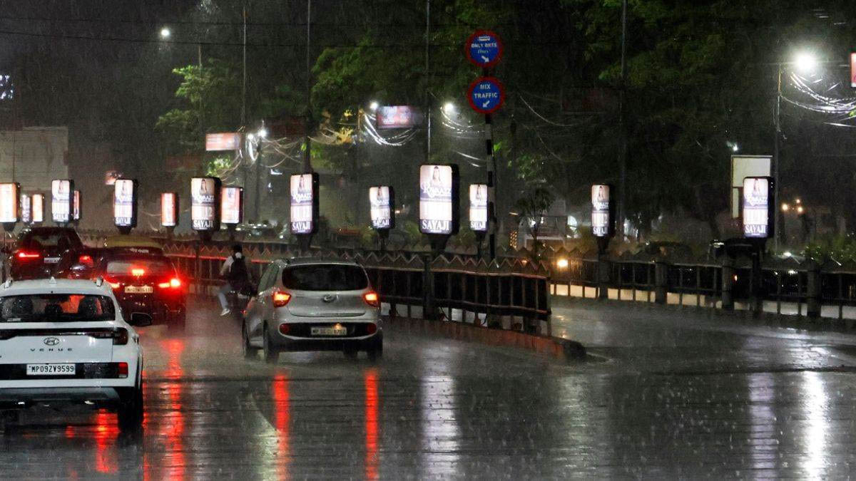 एमपी में बदला हुआ है मौसम का मिजाज़, कहीं गिरे ओले तो कहीं तेज आंधी-बारिश से बिजली गुल