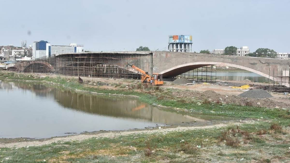 उज्‍जैन का पहला पुल, जिस पर लोगाें को धूप-बारिश से बचाने के लिए लगेगी कैनोपी