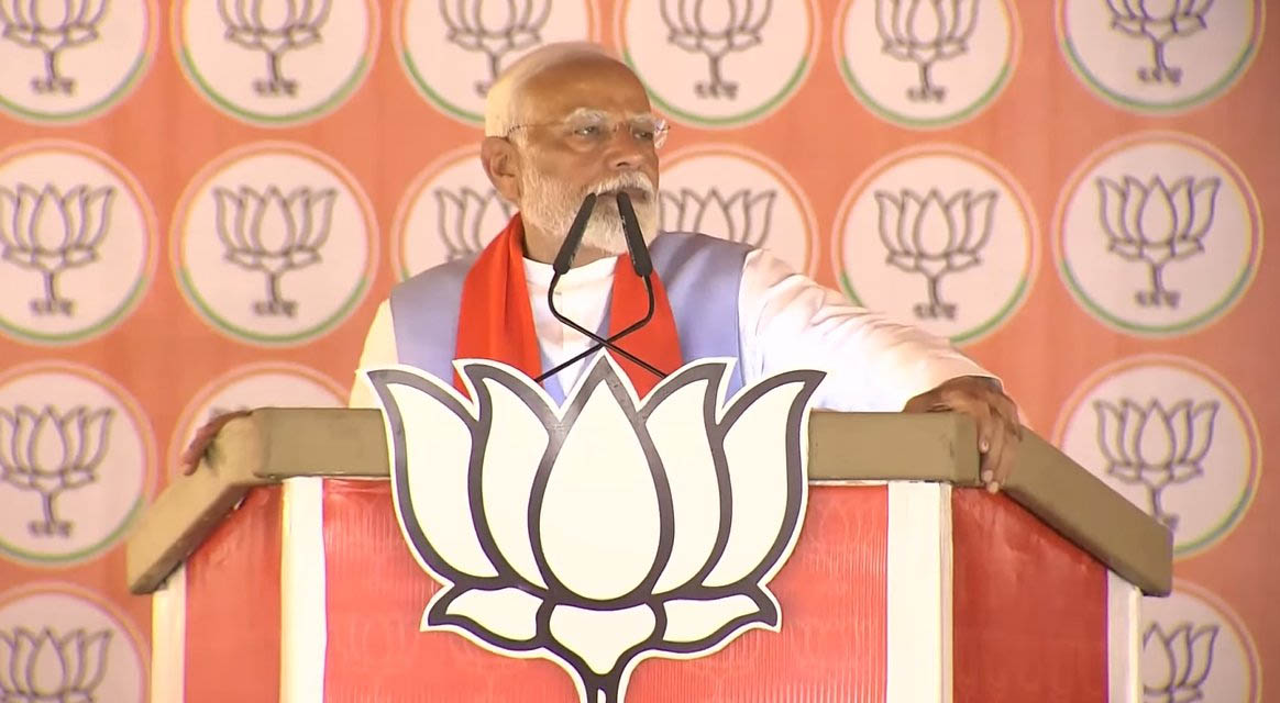 बाराबंकी में पीएम मोदी ने विपक्ष पर साधा निशाना, बोले- वो हिंदू-मुसलमान की राजनीति करते हैं