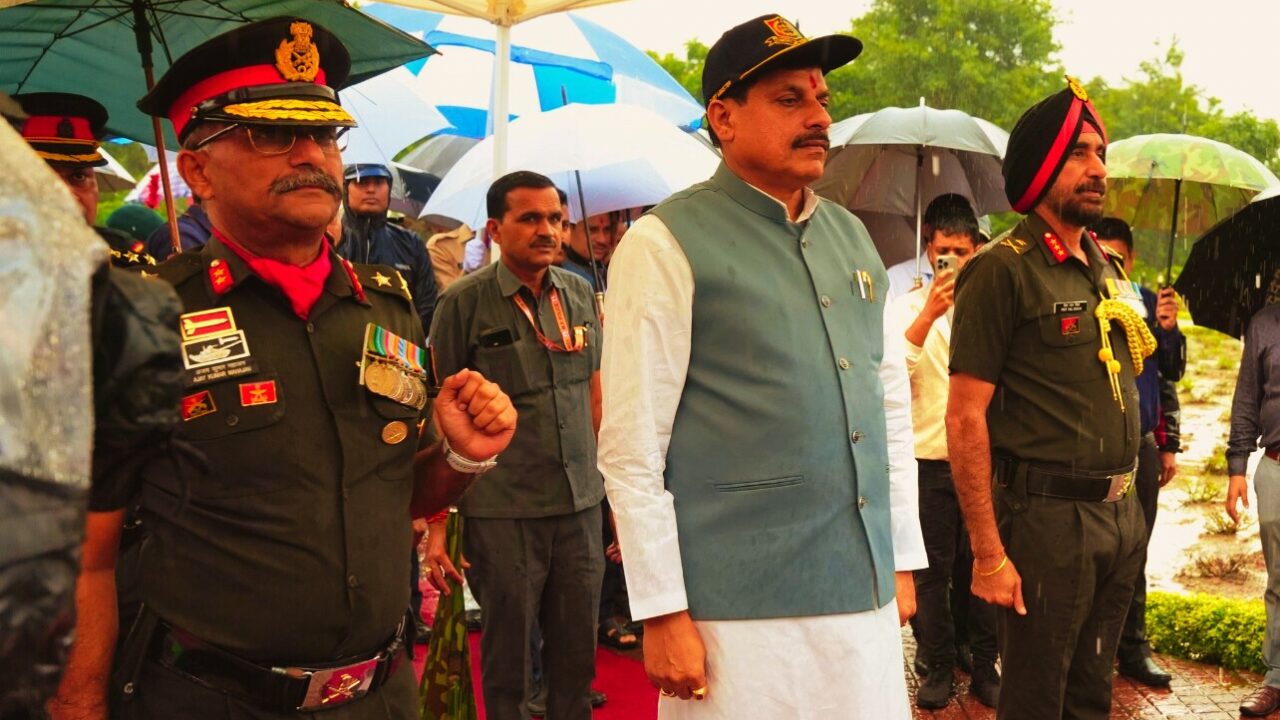 Kargil Vijay Diwas: रिमझिम फुहारों के बीच शौर्य स्मारक पहुंचे सीएम मोहन यादव, बलिदानी सैनिकों को किया नमन