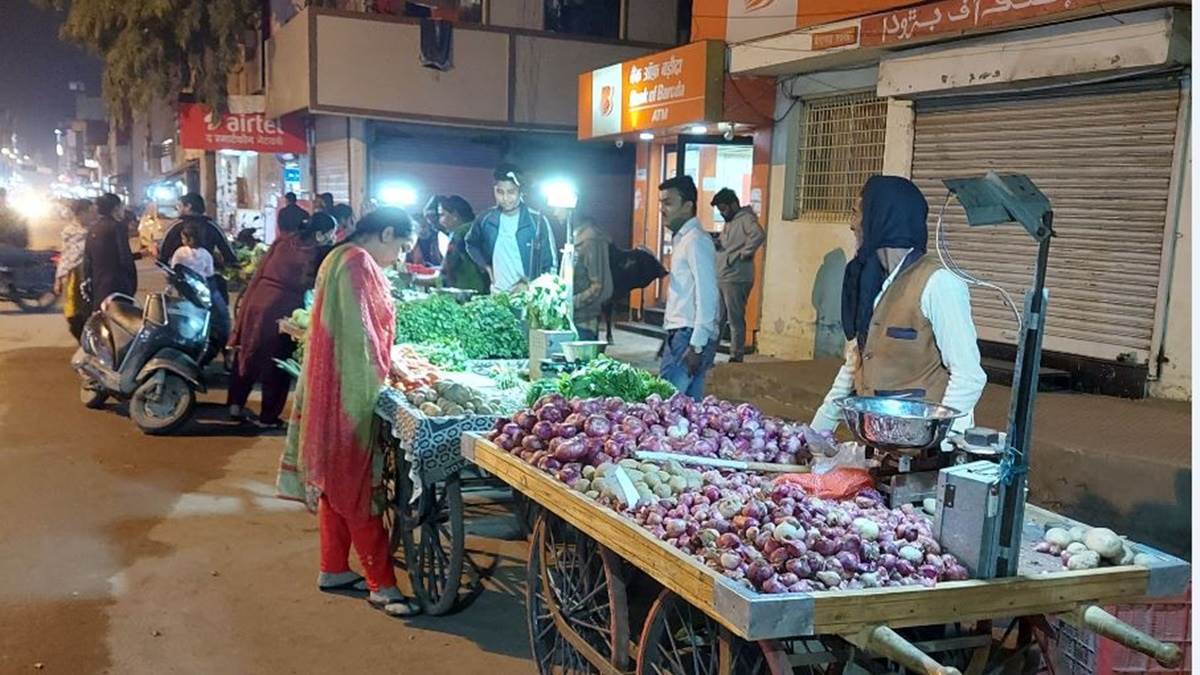 Hirdaram Nagar में अतिक्रमण मुक्त नहीं हो सकी सड़कें, शाम के बाद चलना हो जाता है मुश्किल