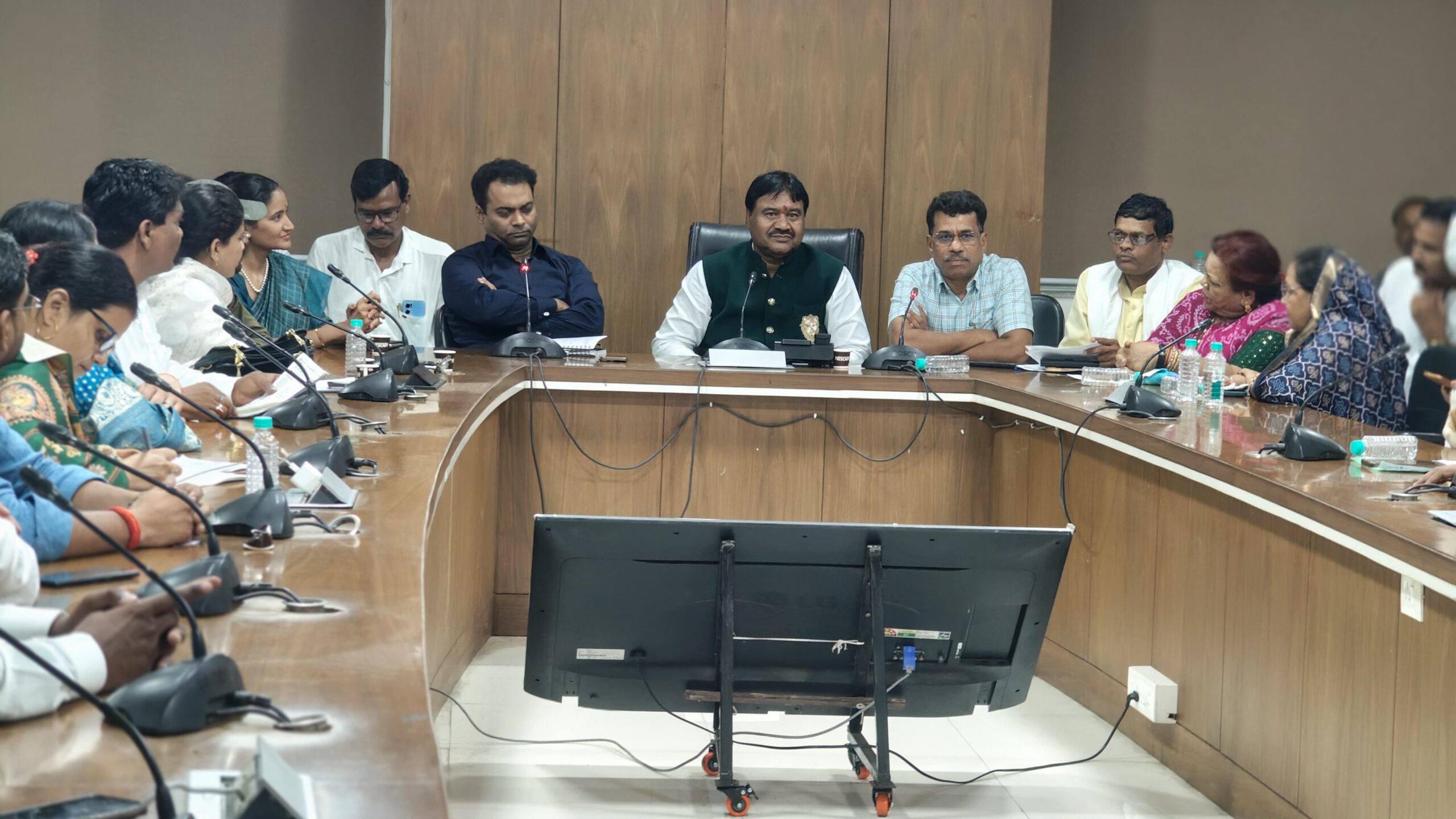नगरीय निकायों में हरित क्षेत्र विस्तार पर जनप्रतिनिधि विशेष ध्यान दें प्रदेश में अमृत योजना में 12 हजार करोड़ रूपये के कार्य प्रगति पर